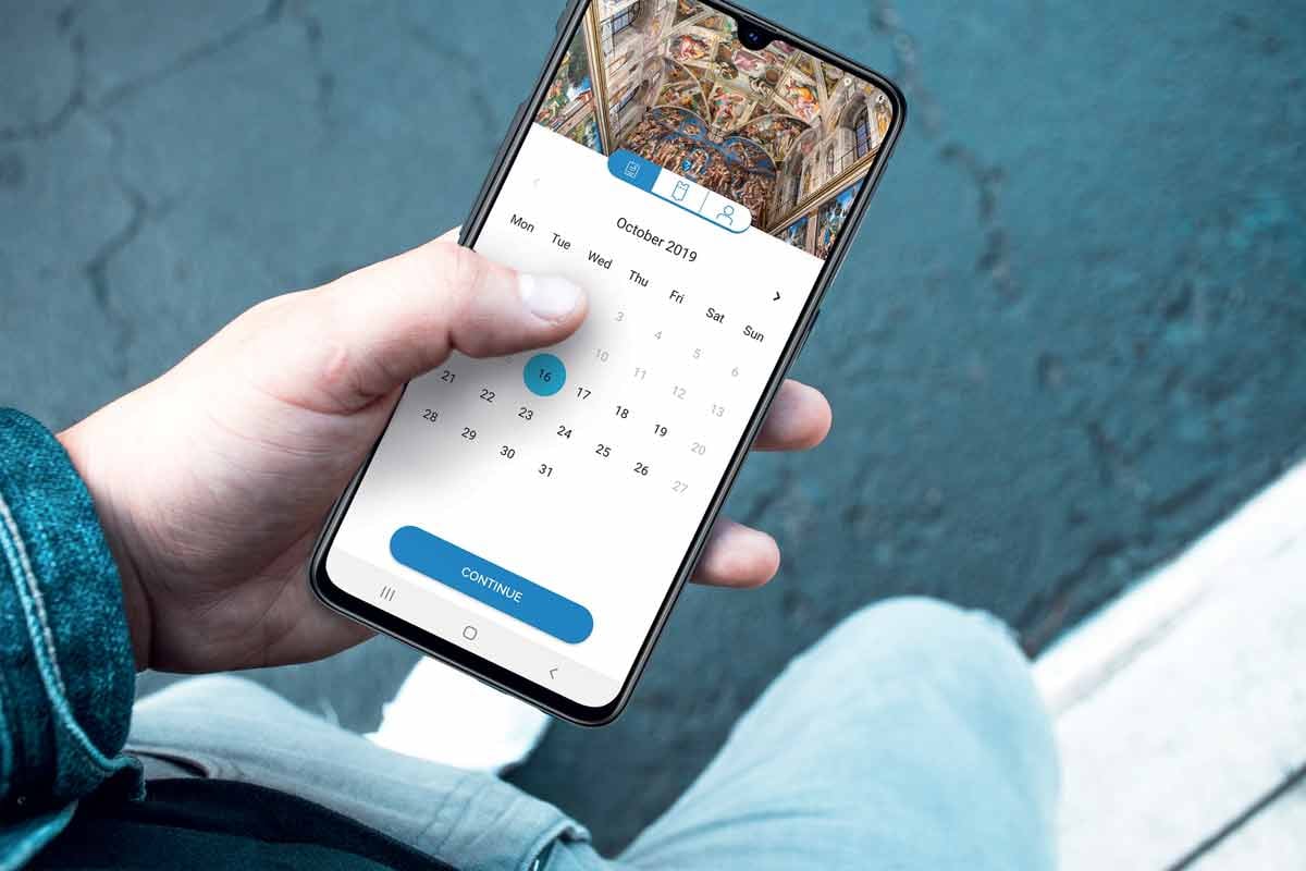 Man-smartphone_outdoor-ticket